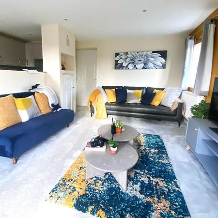Large Cosy 2 Bedroom Ground Floor Flat In Stevenage Sg1 Sleeps 4-5 Free Parking المظهر الخارجي الصورة