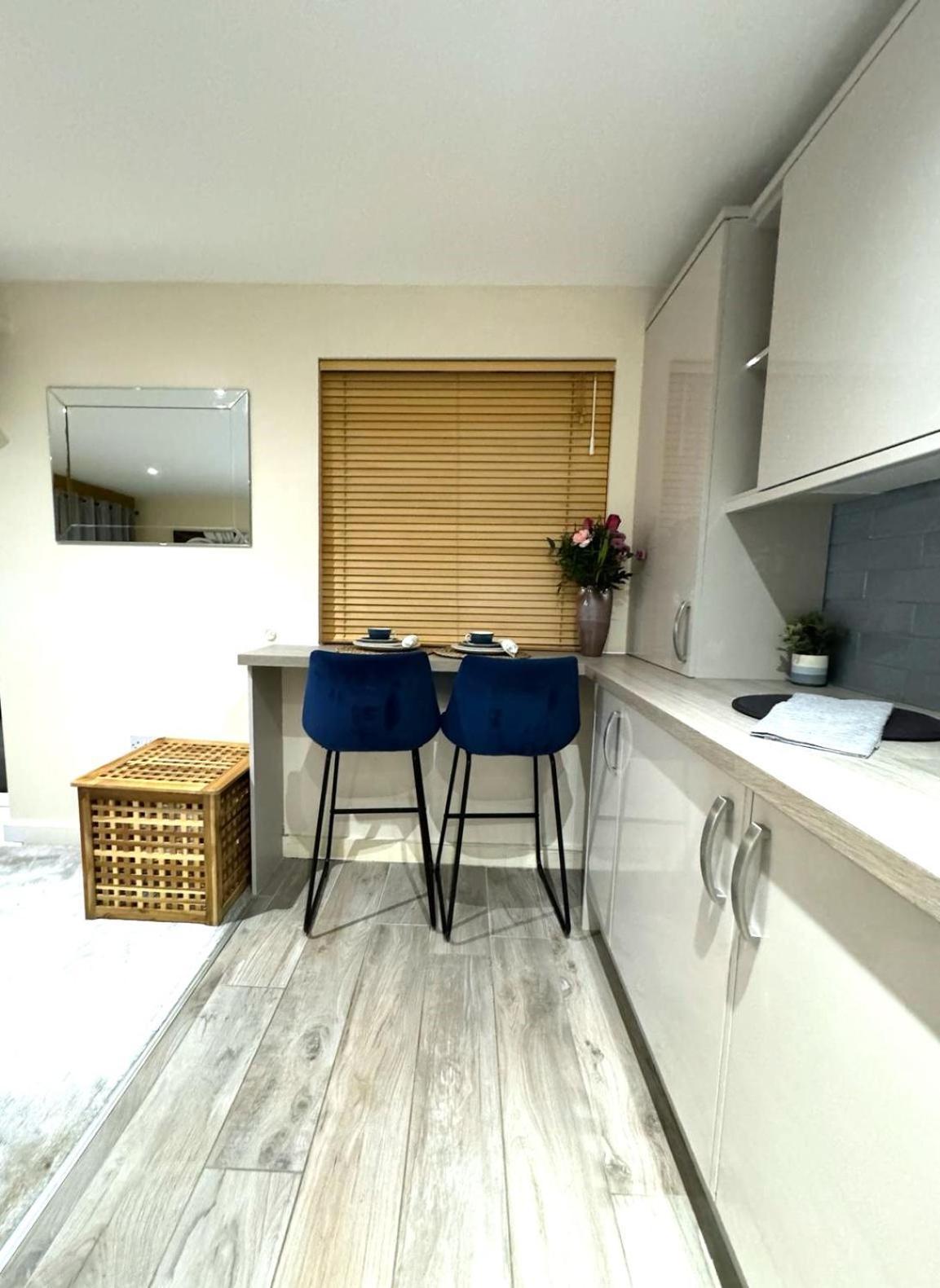 Large Cosy 2 Bedroom Ground Floor Flat In Stevenage Sg1 Sleeps 4-5 Free Parking المظهر الخارجي الصورة