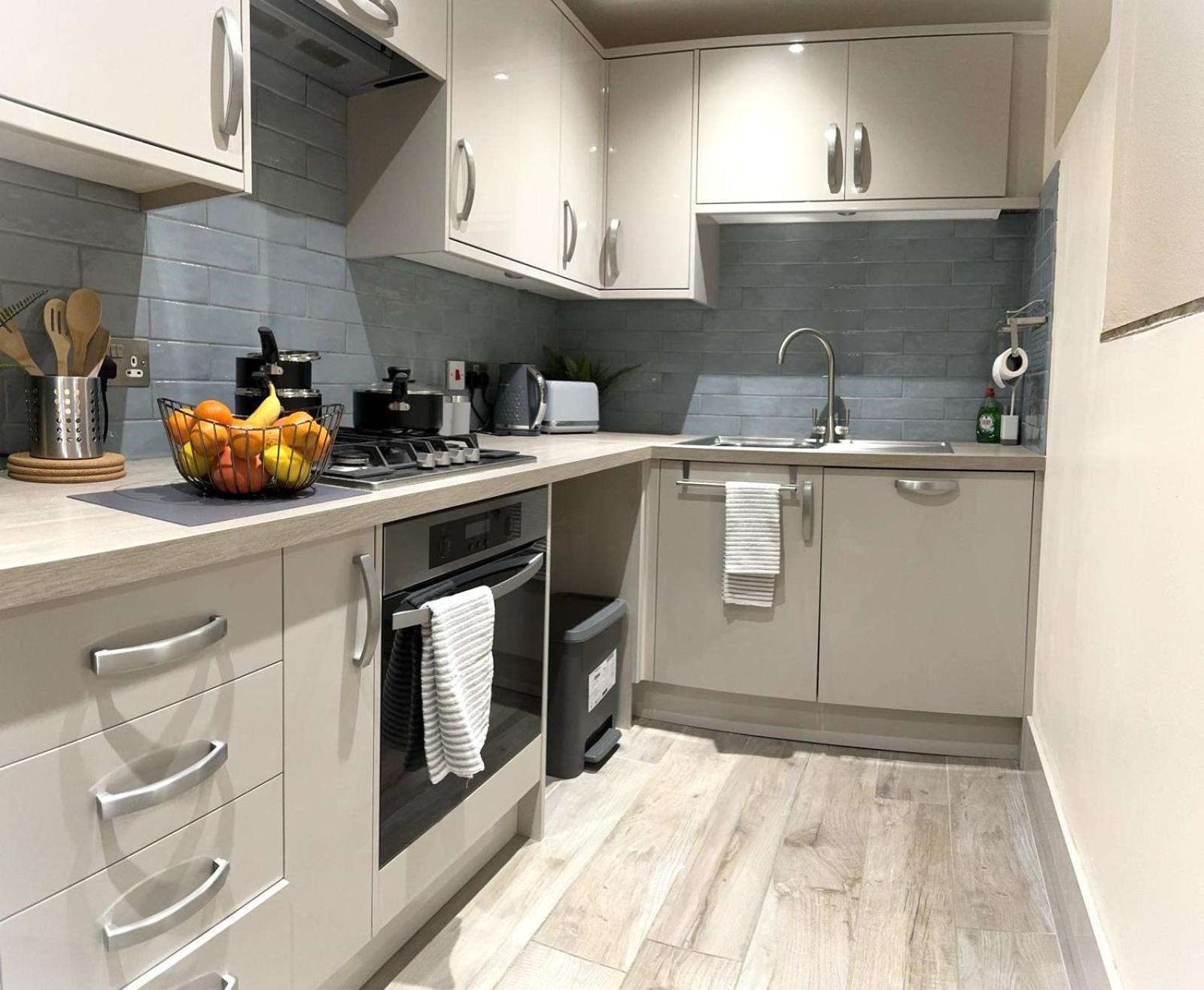 Large Cosy 2 Bedroom Ground Floor Flat In Stevenage Sg1 Sleeps 4-5 Free Parking المظهر الخارجي الصورة